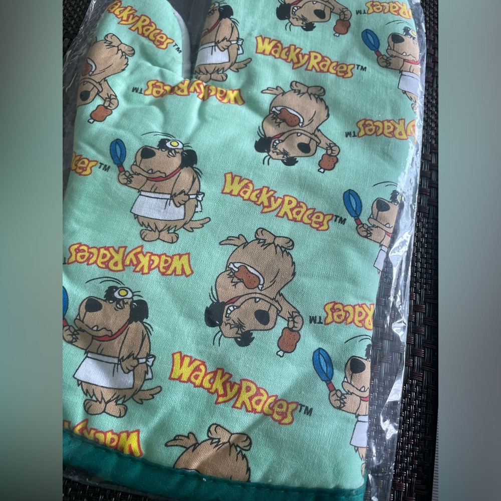 Wacky Races Oven Mitt - Picture 2 of 3